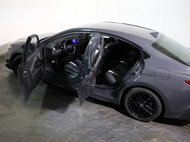 Used 2025 Toyota Camry SE FWD image 5