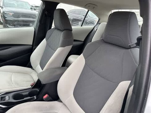 Used 2022 Toyota Corolla LE image 4