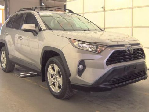 Used 2019 Toyota RAV4 XLE FWD image 2