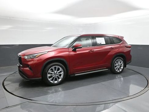 Used 2023 Toyota Highlander Limited FWD image 30