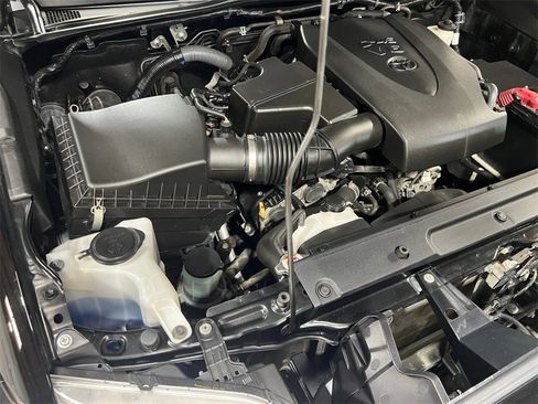 Used 2017 Toyota Tacoma TRD Sport image 42