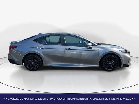 Used 2025 Toyota Camry SE image 3