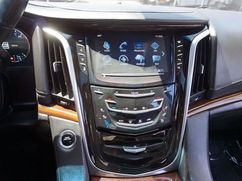 Used 2020 Cadillac Escalade Luxury RWD image 33