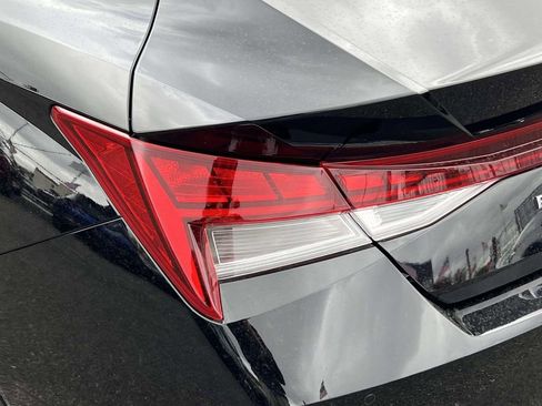 Used 2022 Hyundai Elantra Limited image 15