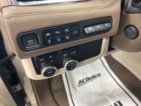 Used 2022 GMC Yukon XL Denali image 14