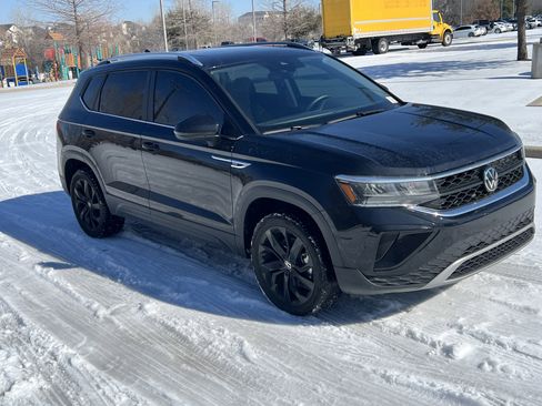 Certified 2024 Volkswagen Taos SE w/ Panoramic Sunroof Package image 2