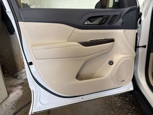 Used 2023 GMC Acadia Denali w/ Denali Ultimate Package AWD/4WD image 13