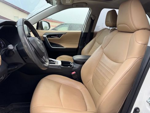 Used 2019 Toyota RAV4 XLE Premium FWD image 4