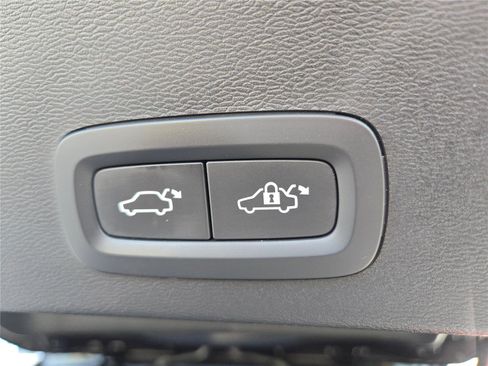 Used 2024 Volvo XC40 B5 Core image 20