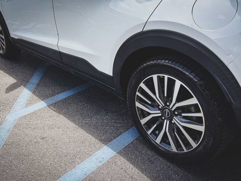 Used 2022 Nissan Kicks SV FWD image 9