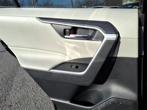 Used 2022 Toyota RAV4 XLE image 14