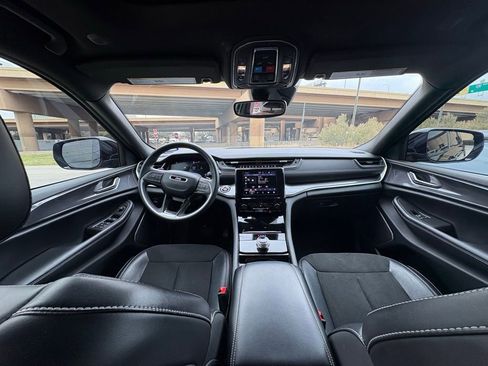 Used 2021 Jeep Grand Cherokee L Laredo image 16