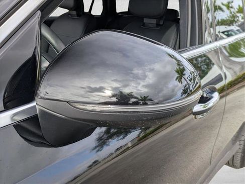 Used 2025 Mercedes-Benz GLC 350e 4MATIC image 10
