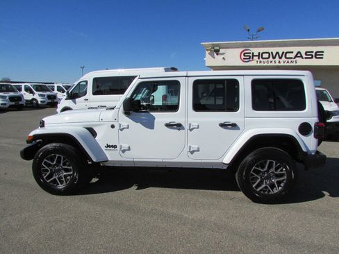 Used 2025 Jeep Wrangler Unlimited Sahara image 11