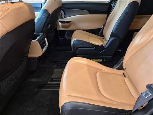 Used 2024 Kia Carnival LX FWD image 17