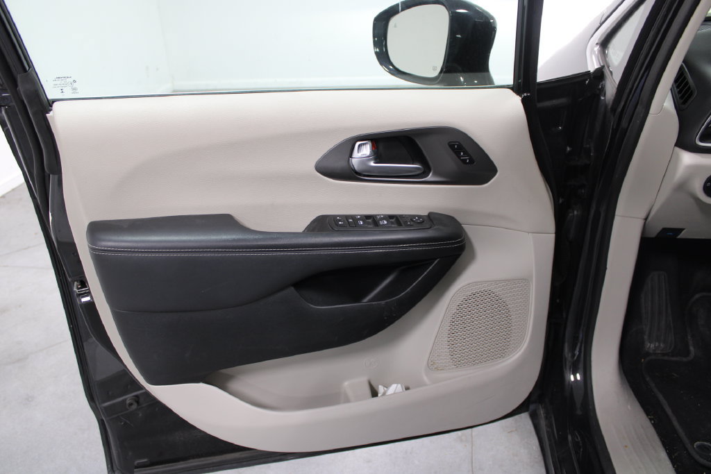 Used 2024 Chrysler Pacifica Touring-L FWD image 16