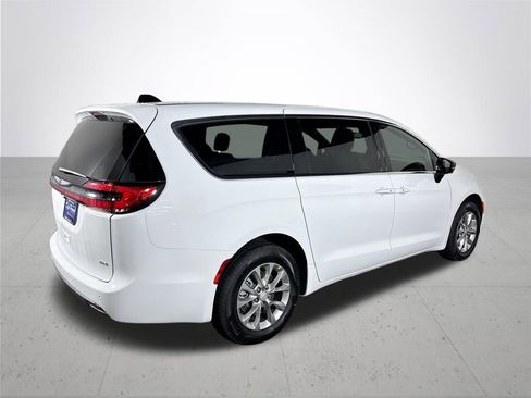New 2026 Chrysler Pacifica Select AWD/4WD image 6
