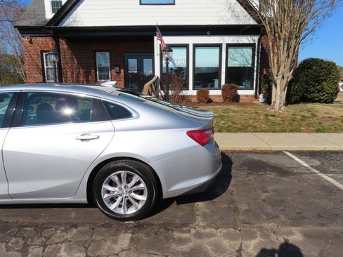 Used 2019 Chevrolet Malibu LT w/ Driver Confidence Package II image 4