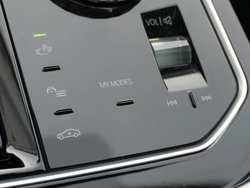 Certified 2023 BMW 760i xDrive w/ Luxury Rear Seating Package image 28