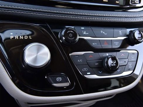 Used 2024 Chrysler Pacifica Select image 16