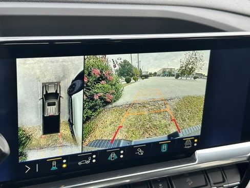 Used 2024 Chevrolet Silverado 2500 LTZ w/ LTZ Convenience Package image 9