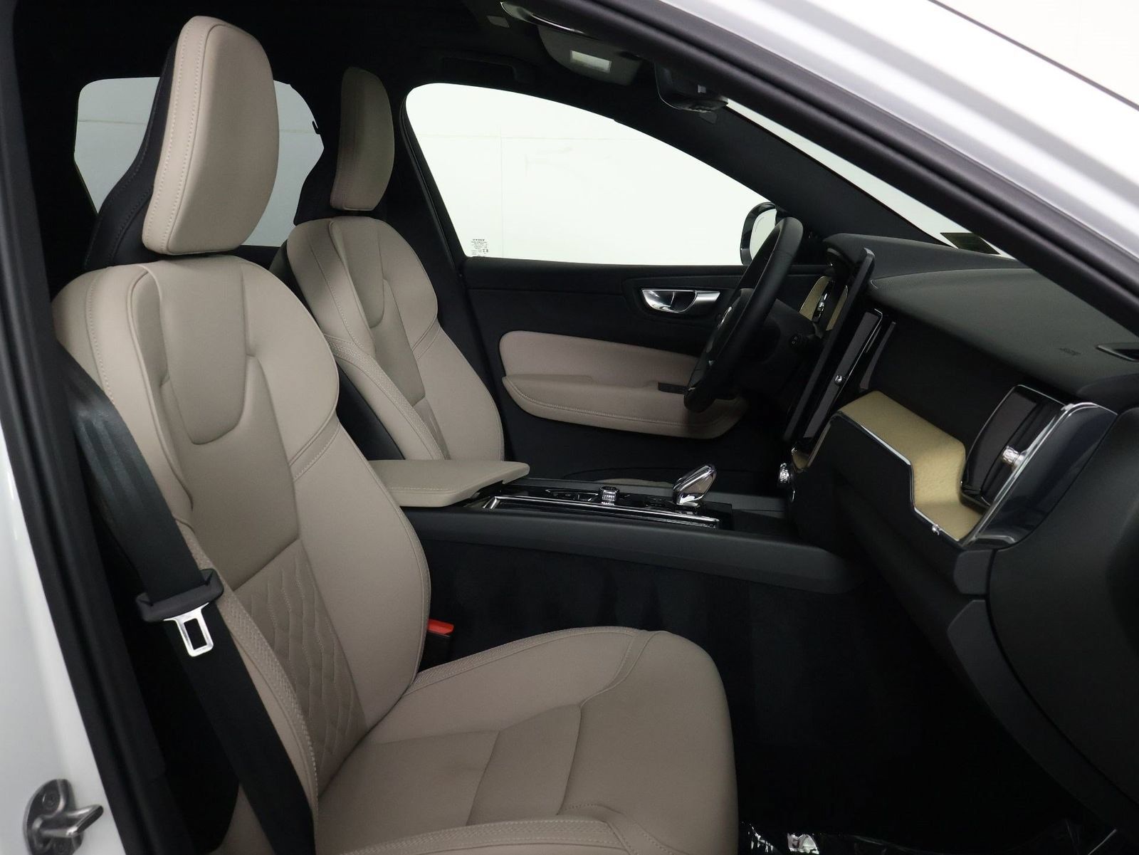 Certified 2026 Volvo XC60 B5 Plus w/ Protection Package Premier AWD/4WD image 29