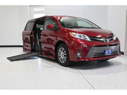 Used 2018 Toyota Sienna XLE w/ XLE Navigation Package image 2