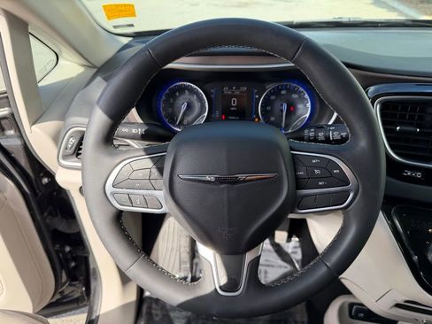 Used 2023 Chrysler Voyager LX image 23