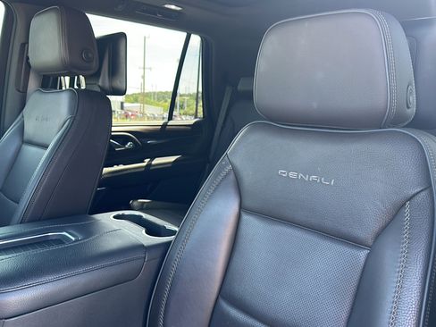 Used 2021 GMC Yukon Denali w/ Denali Premium Package image 14
