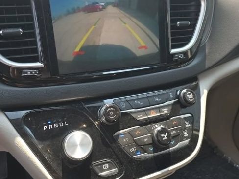 Used 2024 Chrysler Pacifica Touring-L FWD image 16