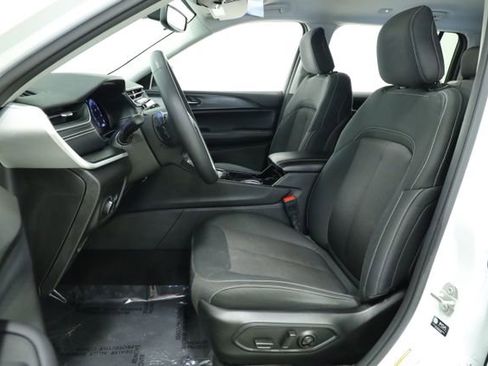 Used 2023 Jeep Grand Cherokee L Laredo image 24