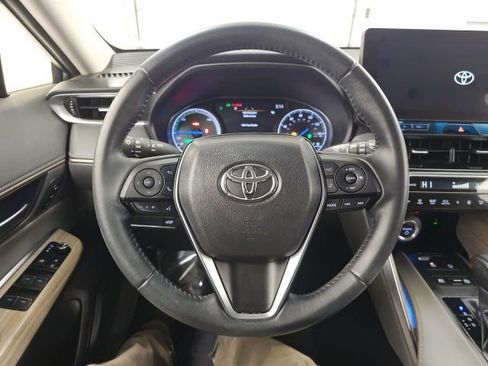 Used 2024 Toyota Venza XLE image 18