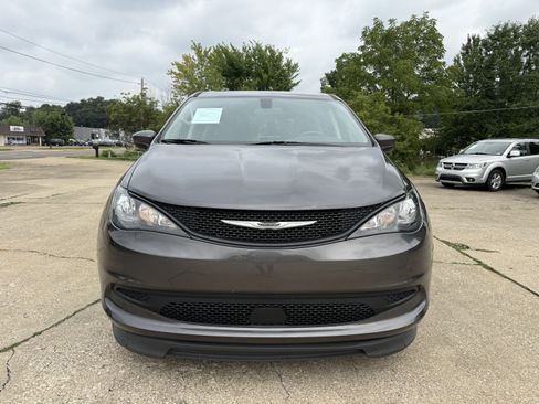 Used 2022 Chrysler Voyager LX FWD image 8