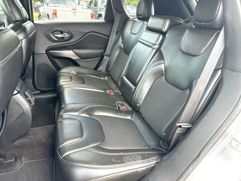 Used 2019 Jeep Cherokee Latitude Plus FWD image 23