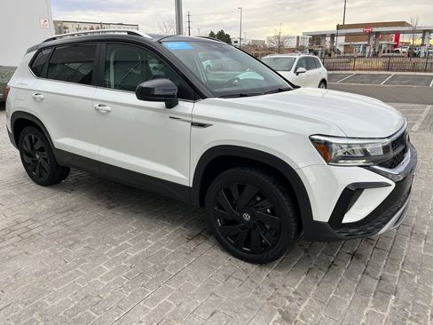 Certified 2024 Volkswagen Taos SE image 9