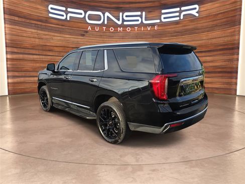 Used 2024 GMC Yukon SLT w/ SLT Luxury Package image 3
