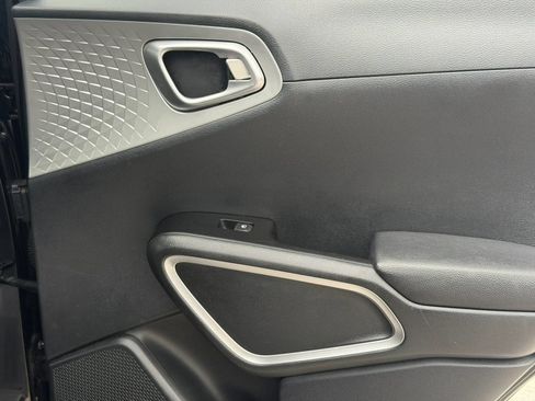 Used 2023 Kia Soul LX w/ LX Technology Package FWD image 14