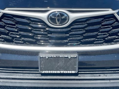 Used 2023 Toyota Highlander XLE AWD/4WD image 18