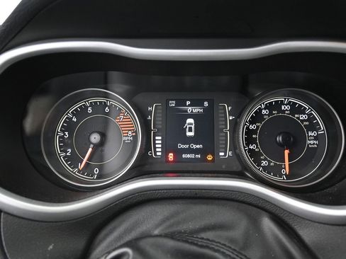 Used 2018 Jeep Cherokee Latitude Plus w/ Cold Weather Group image 10