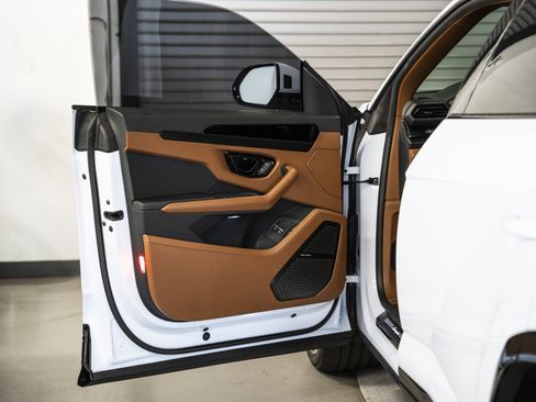 Used 2025 Lamborghini Urus SE AWD/4WD image 22