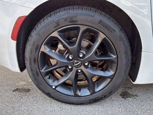 Used 2025 Chrysler Pacifica Limited FWD image 14