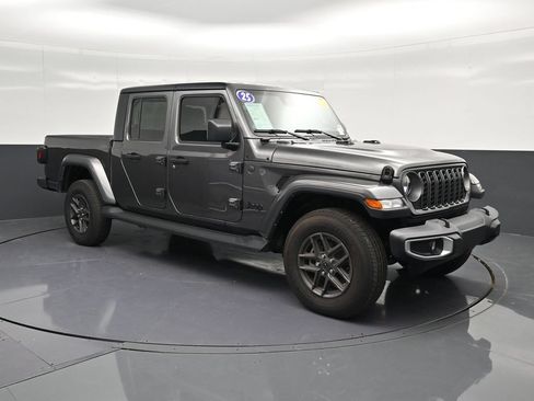 Used 2025 Jeep Gladiator Sport AWD/4WD image 5