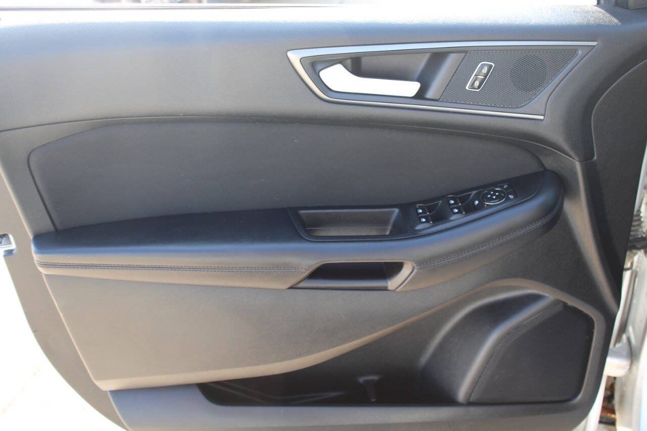 Used 2018 Ford Edge SE FWD image 18