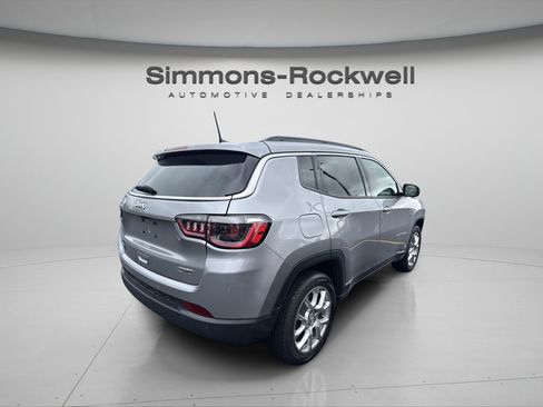 Used 2023 Jeep Compass Latitude AWD/4WD image 4