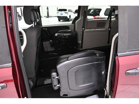 Used 2019 Dodge Grand Caravan SE FWD image 26