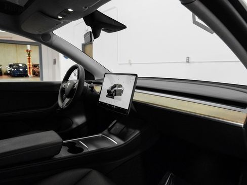 Used 2022 Tesla Model Y Long Range image 20