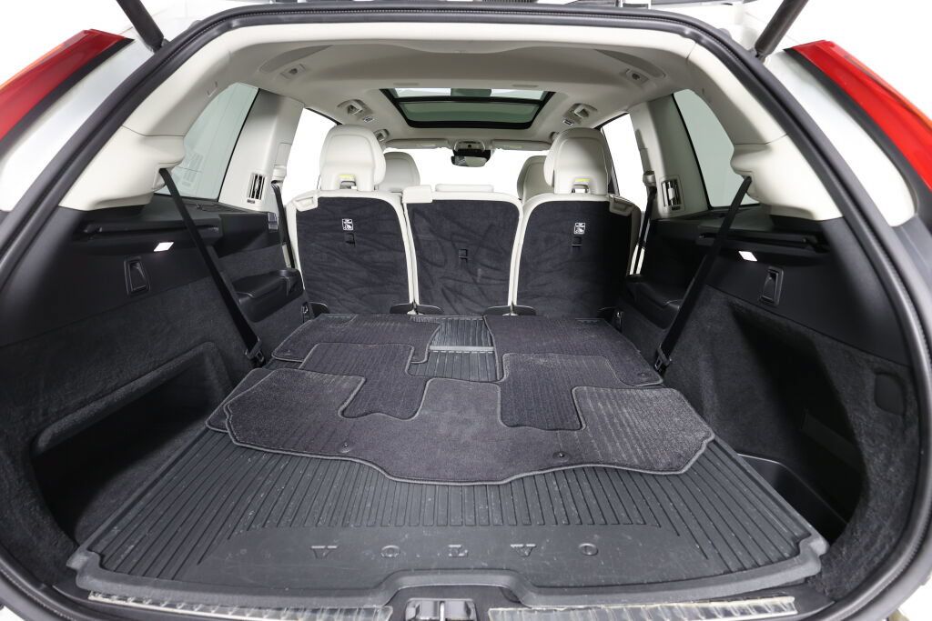 Used 2016 Volvo XC90 T6 Momentum w/ Momentum Plus Package AWD/4WD image 18