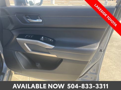 Used 2023 Nissan Pathfinder Platinum w/ Cargo Package AWD/4WD image 17