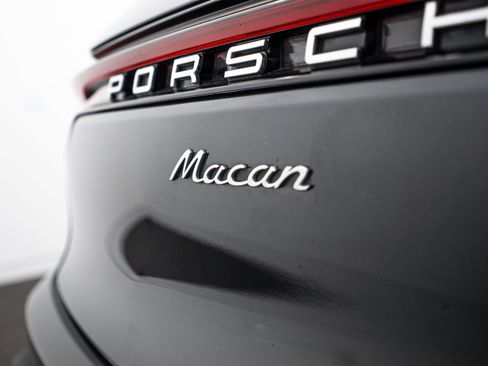 Certified 2023 Porsche Macan AWD/4WD image 26