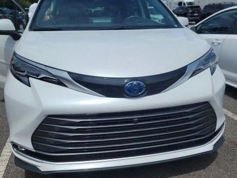 Used 2024 Toyota Sienna Platinum AWD/4WD image 1